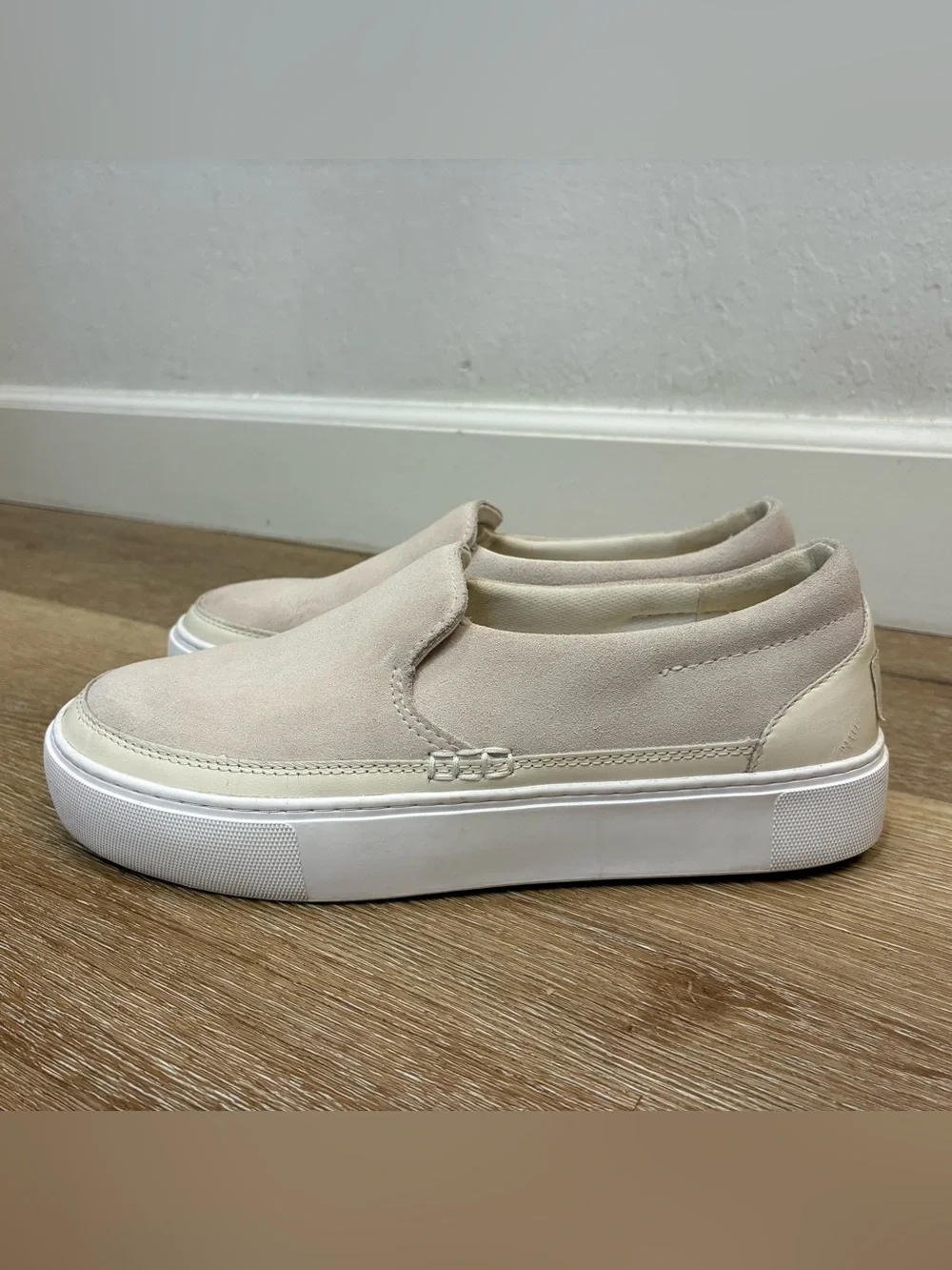 UGG Zilo Slip-On Sneakers In A Light Cream or Ivory Suede Women’s US 7.5 EU 38.5